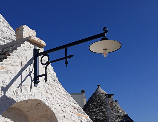 braccio illuminante ferro battuto su trullo ristrutturato